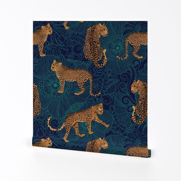 Animalier luipaard op groenblauwe stof - Leopard Jungle Midnight van Honoluludesigns - Donker tropisch behang met dierenprint en lepelbloem