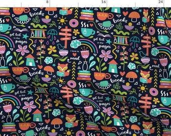 Könnte beinhalten: Ein dunkelblauer Stoff mit einem farbenfrohen, verspielten Muster mit Büchern, Blumen, Regenbögen und anderen Illustrationen. Der Text "get lost in the pages" und "I love to read" wird im gesamten Muster wiederholt.