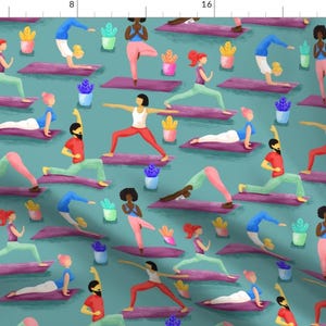 Könnte beinhalten: Ein blaugrüner Hintergrund mit einem sich wiederholenden Muster von Personen, die Yoga-Posen auf violetten Yogamatten machen. Die Personen sind in Hautfarbe und Haarfarbe vielfältig. Es gibt kleine Topfpflanzen mit grünen und violetten Kakteen im Muster.