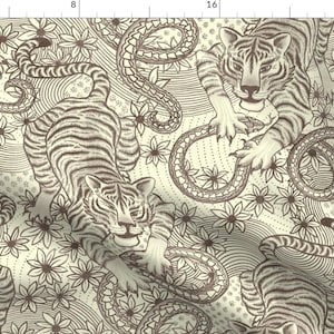 Può includere: Un motivo senza cuciture con uno sfondo beige con tigri marroni e serpenti intrecciati con fiori stilizzati. Le tigre sono raffigurate in uno stile di arte lineare dettagliato.