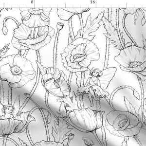 Op de afbeelding: Zwart-witte lijntekening van feeën en papavers. De feeën zitten op de papavers en hebben vleugels. De papavers staan in volle bloei en hebben lange stelen.