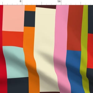 Puede incluir: Patrón geométrico abstracto con rayas verticales en varios colores, incluyendo rojo, naranja, amarillo, verde, azul, rosa y marrón.