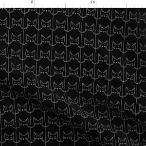 Puede incluir: Tela negra con un patrón repetitivo de contornos de gatos blancos. Los gatos están representados en un estilo minimalista, con sus cuerpos y caras claramente delineados sobre el fondo oscuro. El diseño crea una estética lúdica y moderna.