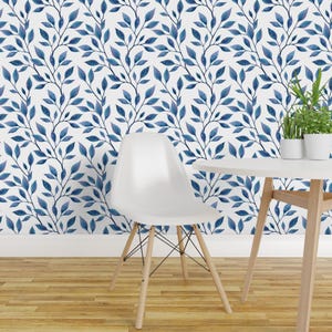 Tapeta Blue Vines – Wzór Magicznych Liści od Flaxlynx – Akwarela, Pnąca Natura, Zdejmowana, Samoprzylepna Rolka Tapety od Spoonflower