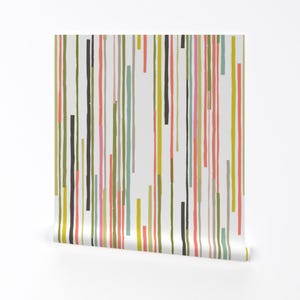 Papier peint à rayures - rayures coupées en papier multicolores verts chauds par Friztin - rouleau de papier peint auto-adhésif amovible imprimé personnalisé par Spoonflower