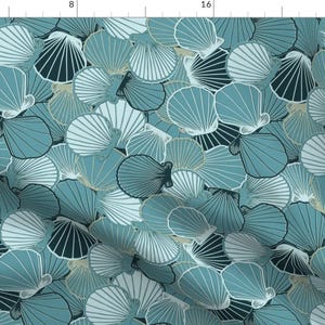 Puede incluir: Un patrón de tela con ilustraciones de conchas marinas superpuestas en tonos de verde azulado, blanco y negro. El diseño presenta un patrón repetitivo de conchas de vieira estilizadas, creando una estética oceánica texturizada. Ideal para decoración del hogar o ropa.