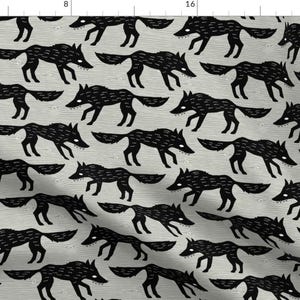 Puede incluir: Un patrón repetido de lobos estilizados negros sobre un fondo gris claro. Los lobos miran hacia la izquierda y tienen un diseño simple con orejas redondeadas y una cola larga.