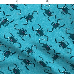 Puede incluir: Una tela azul turquesa con un patrón repetido de escorpiones negros con acentos rosados brillantes. Los escorpiones están dispuestos en un patrón escalonado.