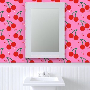 ピンクの壁紙 - Cherry Bomb by Circa78designs - Spoonflowerによるピンクのチェリー柄カスタムプリント剥がせる粘着壁紙ロール 画像 8