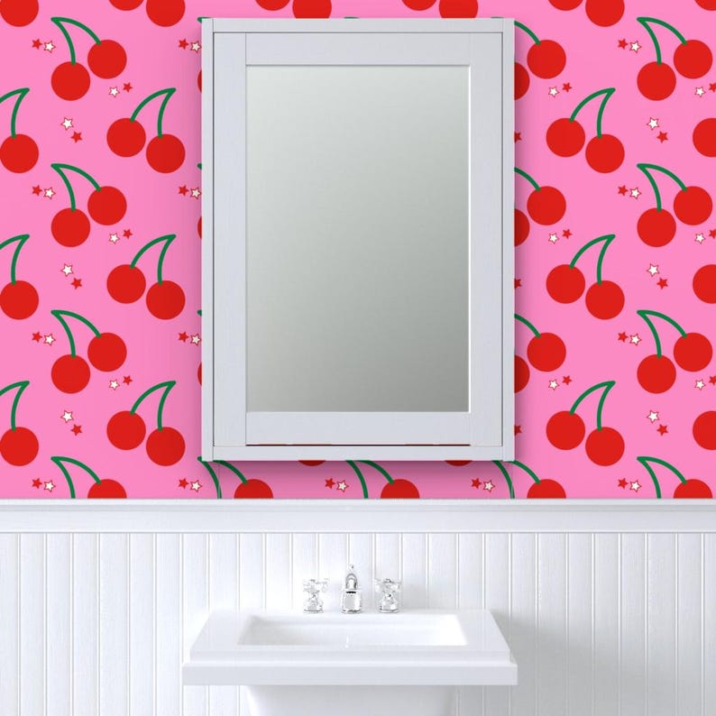 ピンクの壁紙 - Cherry Bomb by Circa78designs - Spoonflowerによるピンクのチェリー柄カスタムプリント剥がせる粘着壁紙ロール 画像 8