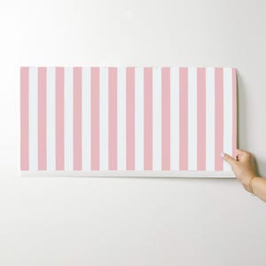 Gestreifte Tapete - Hellrosa Streifen By Thepinkhome - Rosa Individuell bedruckte, entfernbare, selbstklebende Tapetenrolle von Spoonflower Bild 9
