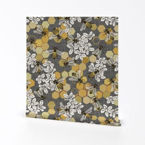 Honey Bees Wallpaper - Honey Bees By Fernlesliestudio - Graue Gelbe Sechseck-Honigwaben-entfernbare selbstklebende Tapetenrolle von Spoonflower