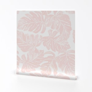 Tropisch behang - Monstera-bladeren roze van Crystal Walen - tropisch op maat bedrukte verwijderbare zelfklevende behangrol van Spoonflower