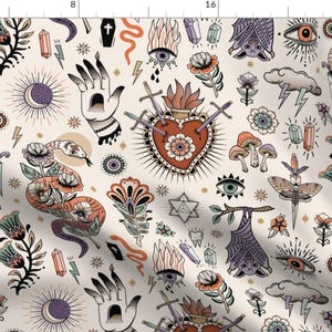 Puede incluir: Un patrón sin costuras que presenta una variedad de ilustraciones de estilo tatuaje vintage sobre un fondo crema. El diseño incluye una serpiente, un corazón con espadas, un ojo, un murciélago, una mano, una luna creciente y otros símbolos místicos.