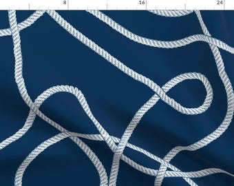 Könnte beinhalten: Ein marineblauer Hintergrund mit einem weißen Seilmuster. Das Seil ist geflochten und scheint in einem zufälligen Muster verknotet zu sein.