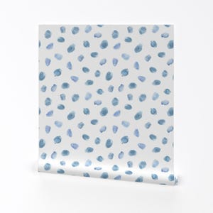 Behang met stippen - babyblauwe aquarelvlekken van Katerinaizotova - blauwe, op maat gemaakte, op maat gemaakte verwijderbare zelfklevende behangrol van Spoonflower