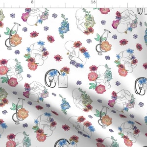 Peut inclure: Un fond blanc avec un motif répété d'un bébé dans une couronne de fleurs, un stéthoscope et un sac médical. Les fleurs sont dans des tons de rose, bleu, vert et jaune.