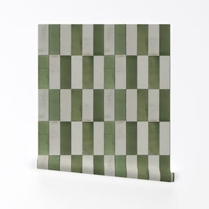 Puede incluir: Un papel tapiz a cuadros verde y blanco con un aspecto desgastado sutil. El papel tapiz tiene un aspecto vintage y sería perfecto para una cocina o un baño.