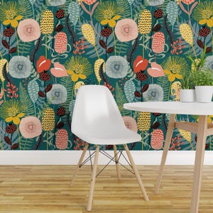 Garten-Tapete zum Selbstkleben – Retro-modernes Blumenmuster im skandinavischen Stil – Abnehmbare Wanddekoration – Große Retro-Gartentapete „Mitternacht“ von hnldesigns