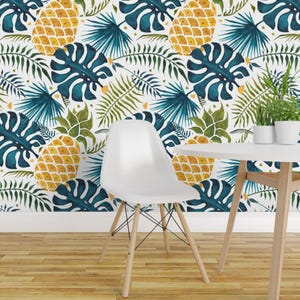 Ananas-Tapete – Ananas Tropical von Floramoon – Großflächige, selbstklebende Tapetenrolle mit Monstera-Palmenblatt-Motiv von Spoonflower