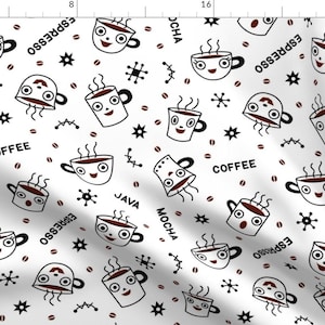Könnte beinhalten: Weißer Stoff mit einem sich wiederholenden Muster aus Cartoon-Kaffeetassen, Kaffeebohnen und Sternformen. Die Wörter "Coffee", "Espresso", "Mocha" und "Java" sind ebenfalls enthalten. Die Tassen haben lächelnde Gesichter.