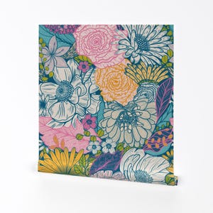 Helle Blumentapete - Floral von Grace Andersson - Blau-Rosa-Garten Große entfernbare selbstklebende Tapetenrolle von Spoonflower