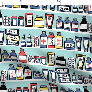 Könnte beinhalten: Eine bunte Illustration eines Apothekenregals mit verschiedenen Flaschen, Tuben und Medikamentenschachteln. Das Regal ist mit weißen Streifen auf hellblauem Hintergrund versehen. Der Text auf den Schachteln und Flaschen lautet "get well soon", "love", "pills" und "1 a day".