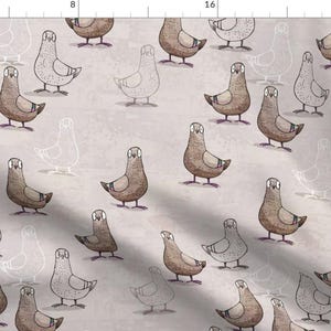 Puede incluir: Tela con un patrón repetitivo de palomas de dibujos animados en tonos marrón y gris, algunas delineadas en blanco. Las aves se representan en varias poses sobre un fondo gris claro.