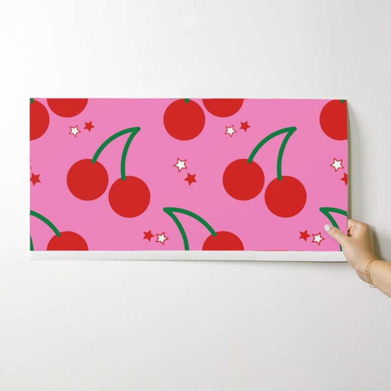 ピンクの壁紙 - Cherry Bomb by Circa78designs - Spoonflowerによるピンクのチェリー柄カスタムプリント剥がせる粘着壁紙ロール 画像 9