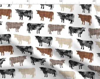 Puede incluir: Un patrón sin costuras que presenta siluetas de vacas en acuarela en varios tonos de marrón, negro y beige. Las vacas están dispuestas en un patrón repetitivo sobre un fondo blanco.
