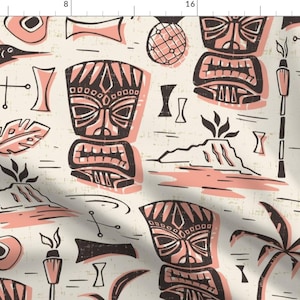 Op de afbeelding: Een naadloos patroon met een retro tiki-ontwerp met bruine en roze tiki-idolen, palmbomen en een vulkaan. De achtergrond is lichtbeige.