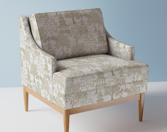 Puede incluir: Un sillón blanco con un estampado floral beige con pagodas y árboles. El sillón tiene una estructura de madera con cuatro patas.
