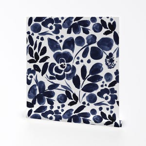 Blumentapete - Navyflorales Muster Von Crystal Walen - Indigo Floral Individuell bedruckte entfernbare selbstklebende Tapetenrolle von Spoonflower