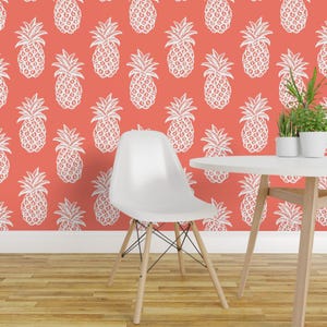Ananas-Tapete – Tropische Ananas von Magentarosedesigns – Korallenrosa-weiße, abnehmbare, selbstklebende Tapetenrolle von Spoonflower