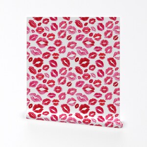 Love Wallpaper - Love Lips // Red By Hipkiddesigns - Love Lips Pink Red Rollo de papel tapiz autoadhesivo extraíble impreso personalizado de Spoonflower