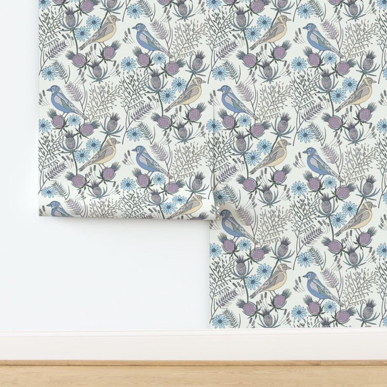 Papel pintado de pájaros - Pájaros cardos, color crema de De-Ann Black - Rollo de papel pintado autoadhesivo removible con estampado personalizado de pájaros cardos de Spoonflower imagen 4