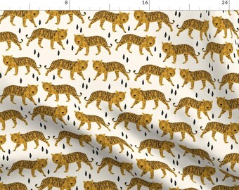 Può includere: Uno schema senza cuciture che presenta un design ripetitivo di tigri gialle che camminano su uno sfondo bianco con forme di diamanti neri.