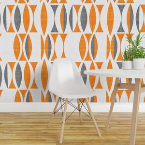 Papel pintado de estilo moderno de mediados de siglo - Campo en naranja y gris de Chicca Besso - Rollo de papel pintado autoadhesivo removible con impresión personalizada de Spoonflower