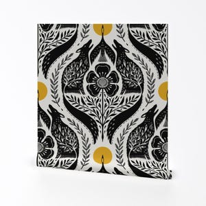 Puede incluir: Patrón repetido en blanco y negro con zorros estilizados, flores y hojas. El fondo es de color beige claro con círculos amarillos.