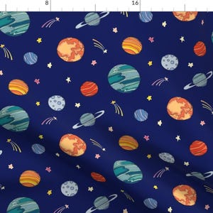 Könnte beinhalten: Ein nahtloses Muster mit bunten Planeten, Sternen und Sternschnuppen auf dunkelblauem Hintergrund. Die Planeten sind im Cartoon-Stil gezeichnet und haben verschiedene Farben und Muster. Die Sterne sind gelb und weiß, die Sternschnuppen lila und gelb.