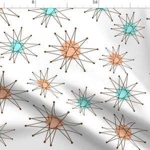 Könnte beinhalten: Ein weißer Hintergrund mit einem sich wiederholenden Muster aus braunen Sternbursts mit Pfirsich- und Türkisfarbenem Zentrum.
