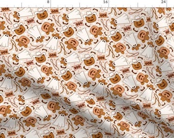Può includere: Uno schema senza cuciture con un design ripetitivo di fantasmi, zucche e cappelli da cowboy in marrone e bianco su uno sfondo pesca chiaro. Lo schema include la parola "BOO" su striscioni.
