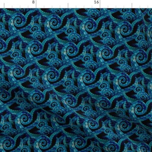 Puede incluir: Un patrón sin costuras con un diseño repetitivo de tentáculos de pulpo azules y turquesa sobre un fondo negro.