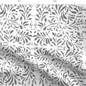 Puede incluir: Un patrón sin costuras con un diseño repetitivo de formas florales estilizadas grises sobre un fondo blanco.