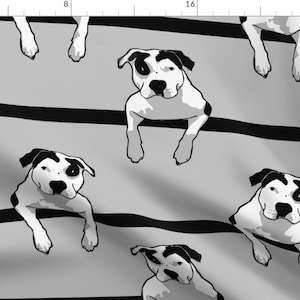 Puede incluir: Un patrón sin costuras con ilustraciones en blanco y negro de perros pit bull sobre un fondo gris con rayas negras. Los perros se representan en una pose relajada, con la cabeza ligeramente inclinada hacia un lado.