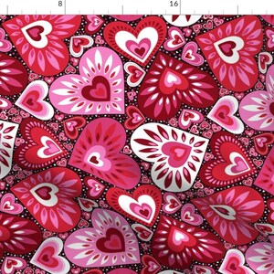 Peut inclure: Un motif sans couture composé de cœurs roses et rouges avec des accents blancs sur un fond noir. Les cœurs sont disposés de manière aléatoire et sont de différentes tailles et formes.