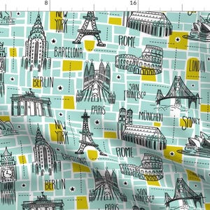 Op de afbeelding: Een naadloos patroon met iconische bezienswaardigheden van over de hele wereld, waaronder de Eiffeltoren, Big Ben, het Sydney Opera House en de Brandenburger Tor. Het patroon is op een lichtblauwe achtergrond met gele accenten.