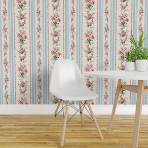 Papier peint adhésif à rayures Regency - Motif floral chino rococo féminin - Décoration murale amovible - Belvedere Floral par peacoquettedesigns
