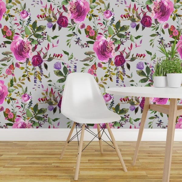 Roze behang - 53 cm donkerroze, paarse tinten, bloemen en grijs van Shopcabin - Op maat bedrukte, verwijderbare, zelfklevende behangrol van Spoonflower