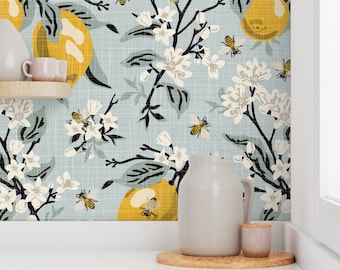 Puede incluir: Un juego de tres tazas de cerámica con un esmalte moteado de color crema. Cada taza presenta un diseño pintado a mano diferente: una hoja azul y verde, una flor amarilla y una baya roja. Las tazas tienen un diseño simple y moderno.